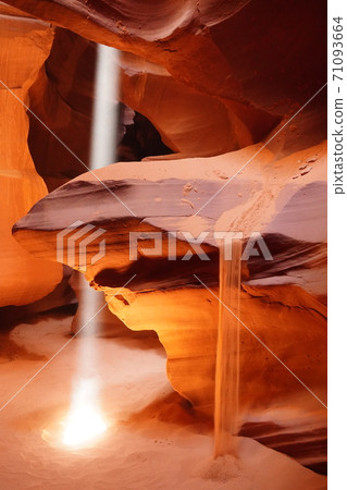 羚羊峽谷洞穴和光與沙 羚羊峽谷洞穴和光與沙 71093664
