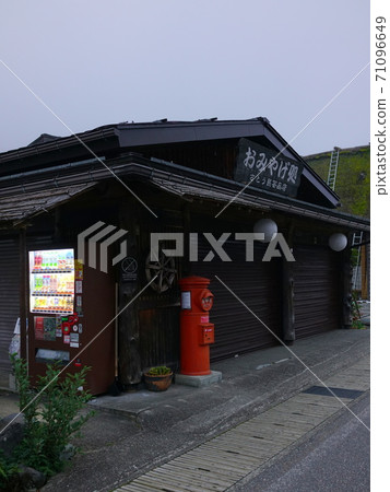 Shirakawa-go in the morning when the river fog in late autumn 71096649