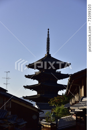 Tower of Yasaka Hokan-ji Temple 71099103