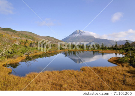 Lake Rausu in autumn (Shiretoko, Hokkaido) 71101200