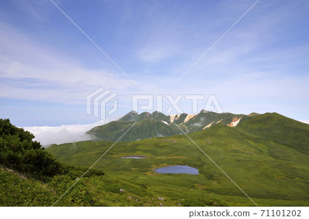 知床山脈和二松池（北海道知床）的全景 71101202