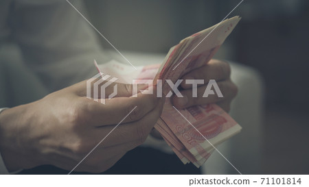 People who count Chinese yuan 71101814