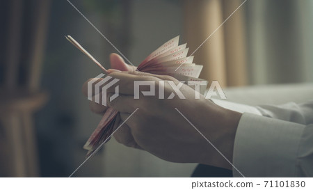 People who count Chinese yuan 71101830