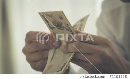 People who count Japanese yen People who count Japanese yen 71101838