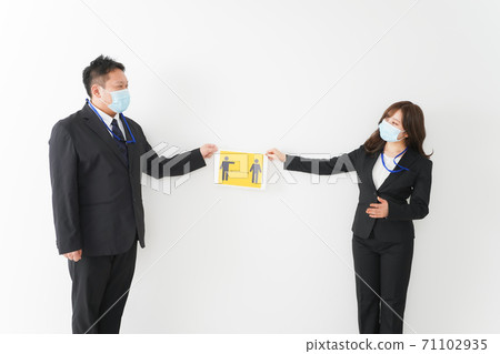 確保社交距離的商務人士 確保社交距離的商務人士 71102935