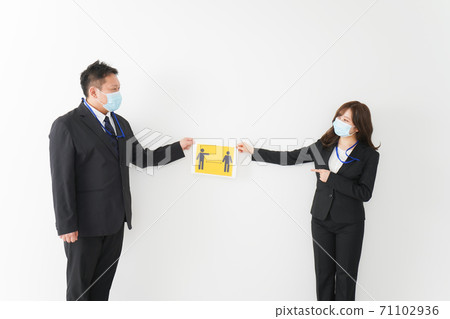 確保社交距離的商務人士 確保社交距離的商務人士 71102936