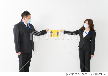 確保社交距離的商務人士 確保社交距離的商務人士 71102937