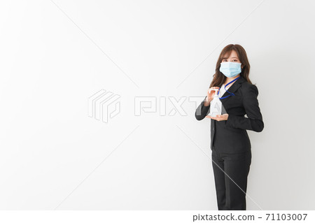 介紹酒精消毒劑的女商人 71103007