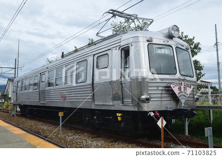 Ueda Dentetsu 5200 series train 71103825
