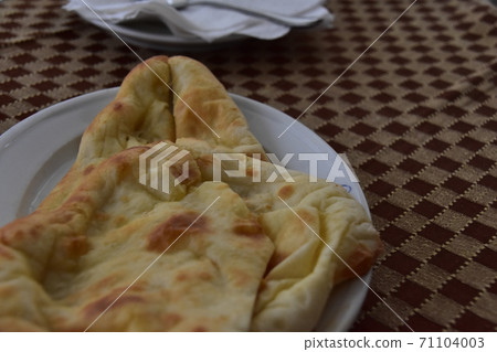 Nan ate at Dhaka restaurant in Bangladesh 71104003