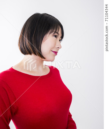 Young woman with short bob 71104344