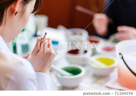 Men and women who experience painting pottery Men and women who experience painting pottery 71104559