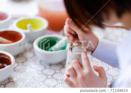 Men and women who experience painting pottery Men and women who experience painting pottery 71104633