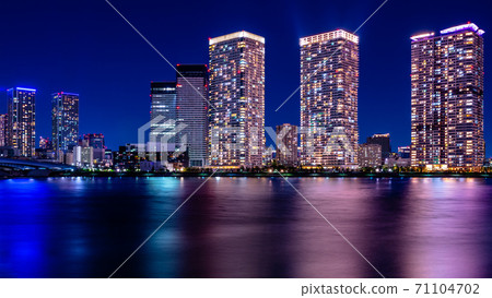Night view of high-rise condominiums around Harumi, Tokyo 71104702