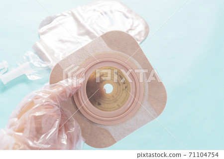 Preparing to replace the stoma (artificial anus) brace 71104754