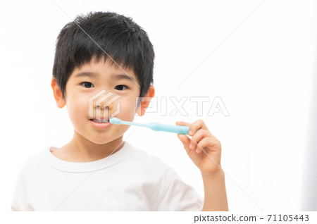 男孩高興地刷牙 男孩高興地刷牙 71105443