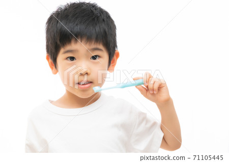 男孩高興地刷牙 男孩高興地刷牙 71105445
