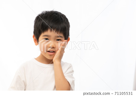 牙齒疼痛的男孩 牙齒疼痛的男孩 71105531