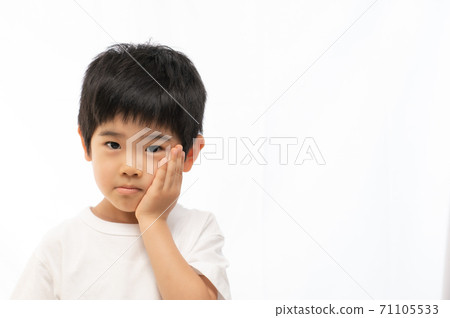 牙齒疼痛的男孩 牙齒疼痛的男孩 71105533