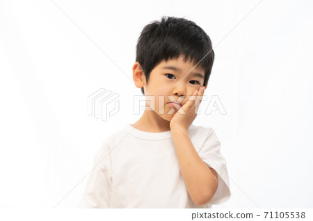 Boy who feels pain in his teeth Boy who feels pain in his teeth 71105538