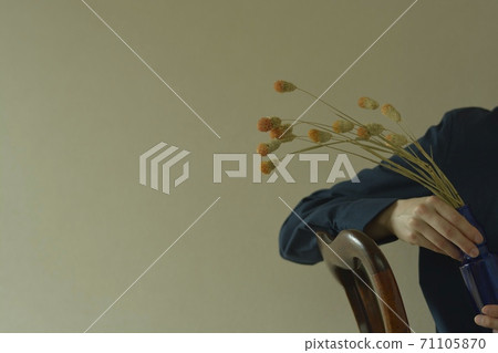 Senboku別緻的禮服的少婦在背景（軟的焦點暗色調） 71105870