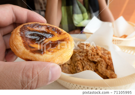 egg tarts in fast food 71105995