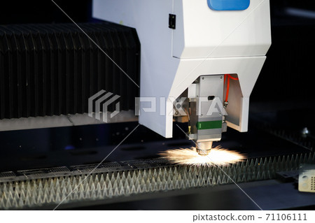 process of sheet metal cutting by CNC fiber laser 71106111