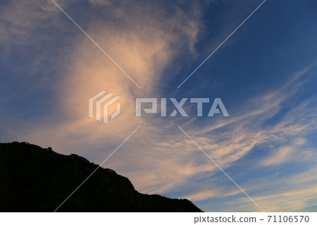 夕陽的天空+港口的日落 夕陽的天空+港口的日落 71106570