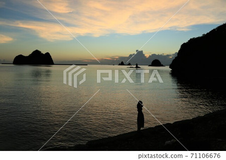 人們站在夕陽下+凝視 人們站在夕陽下+凝視 71106676