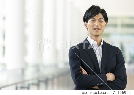 30多歲的男人肖像辦公室休閒形象 71106904