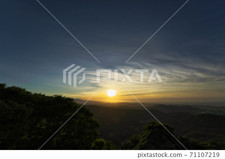 《Tottori Prefecture》 Sunset seen from the observation deck of Ueshi Castle 71107219