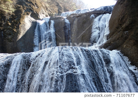 Fukuroda waterfall in winter Fukuroda waterfall in winter 71107677