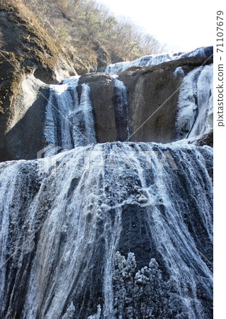 Fukuroda waterfall in winter 71107679