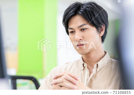 陷入困境的人在辦公室裡 71108855