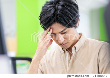 陷入困境的人在辦公室裡 71108857