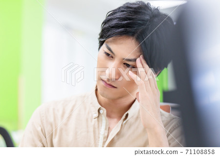 陷入困境的人在辦公室裡 71108858