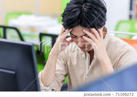 Troubled man in the office Troubled man in the office 71109272