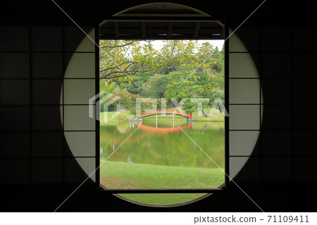 奈良前大join花園休息區的圓形窗戶上的風景 奈良前大join花園休息區的圓形窗戶上的風景 71109411