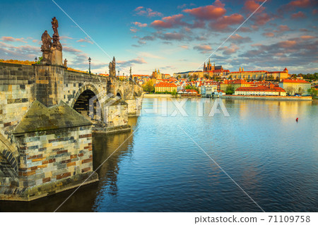 Wonderful medieval stone Charles bridge and castle, Prague, Czech Republic 71109758