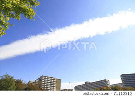 漂浮在藍天的空中云彩 漂浮在藍天的空中云彩 71110510