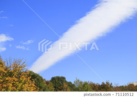 漂浮在藍天的空中云彩 漂浮在藍天的空中云彩 71110512