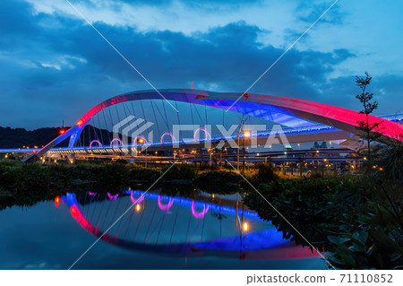 Night view of the Yangguang Bridge at Xindian District 71110852