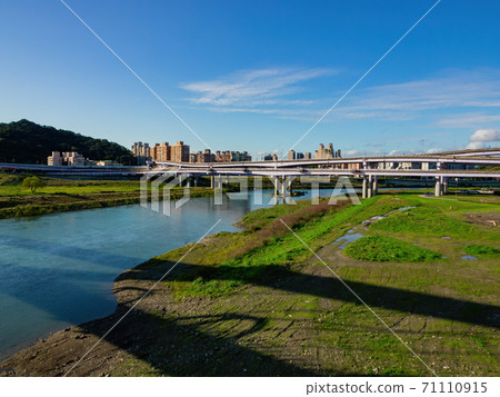 Afternoon view of the river cityscape of Xindian District area 71110915