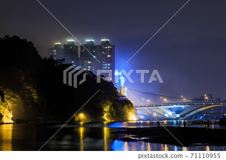 Dusk view of the Bitan Suspension Bridge at Xindian District 71110955