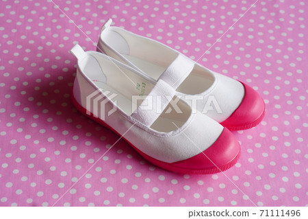 適合粉紅色腳趾女孩的鞋子 71111496