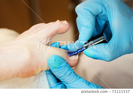 Applying gel nail polish 71111537