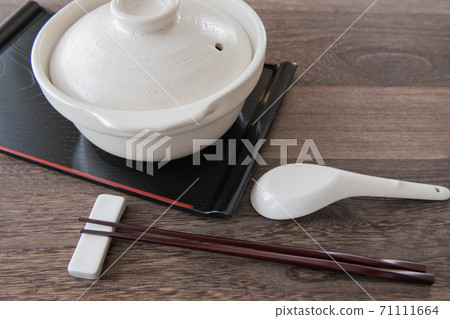 Earthenware pot Japanese dishes image material Earthenware pot Japanese dishes image material 71111664