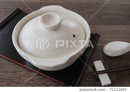 Earthenware pot Japanese dishes image material 71111665