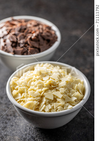 Grated white chocolate. Chocolate flakes. Grated white chocolate. Chocolate flakes. 71111792