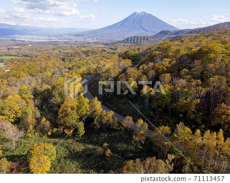 Mt. Yotei seen from around Niseko Annupuri in autumn in Hokkaido (aerial view) 71113457